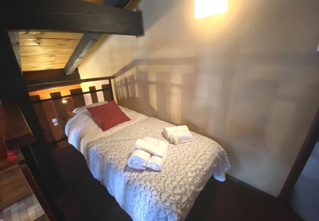 Mezzanine avec un lit simple
