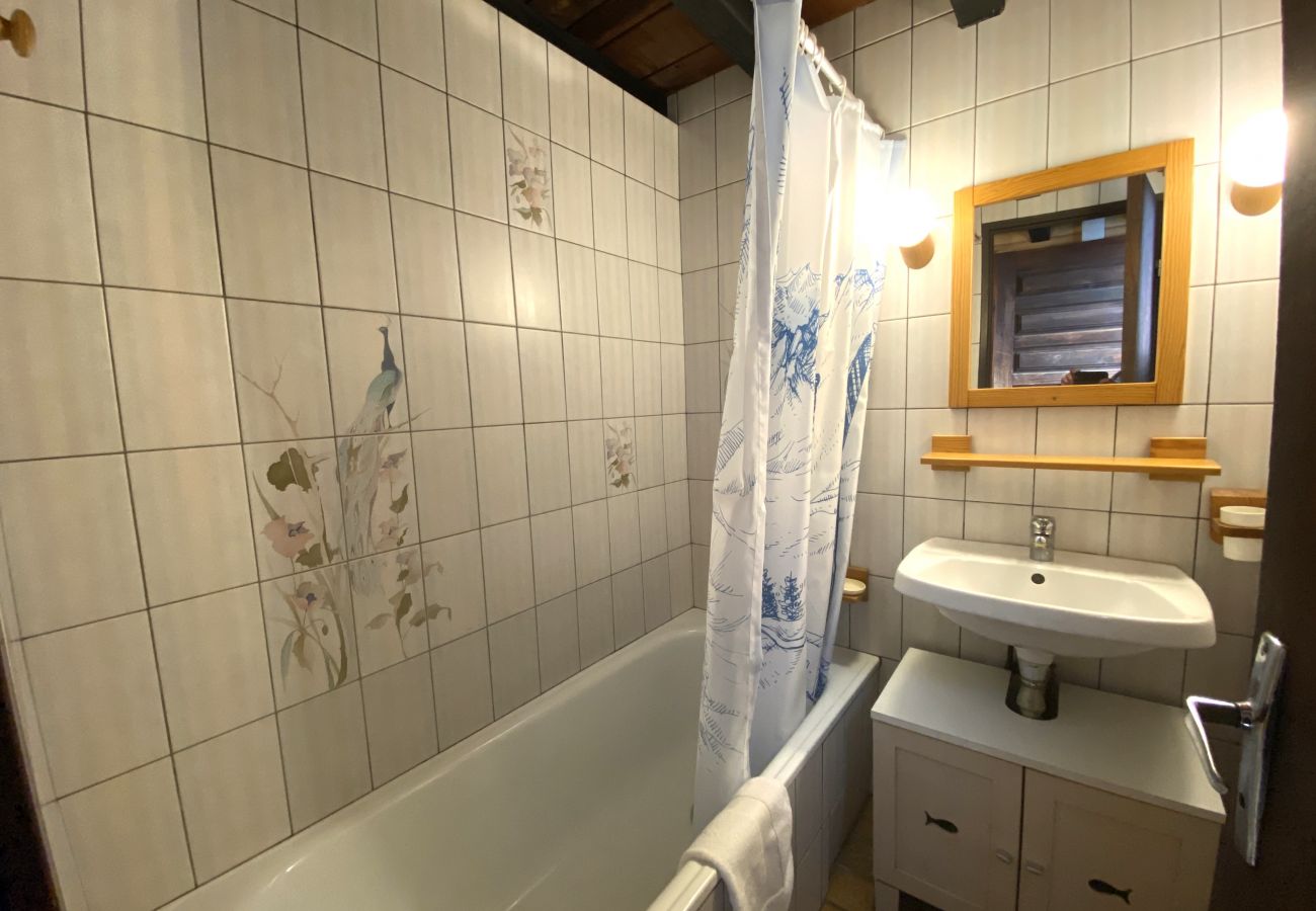 Salle de bain avec baignoire