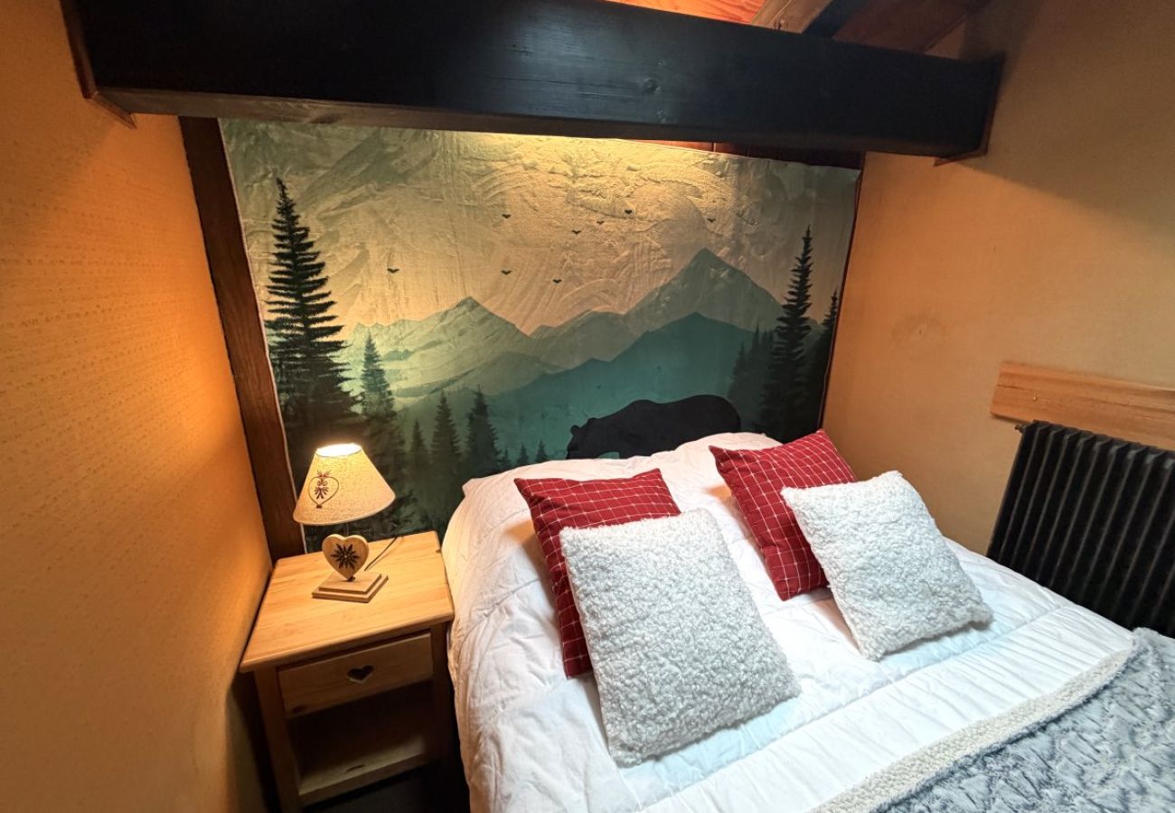 Chambre avec un lit double