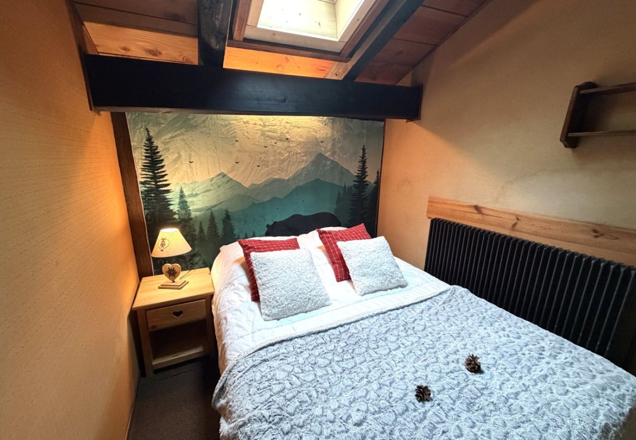 Chambre avec un lit double