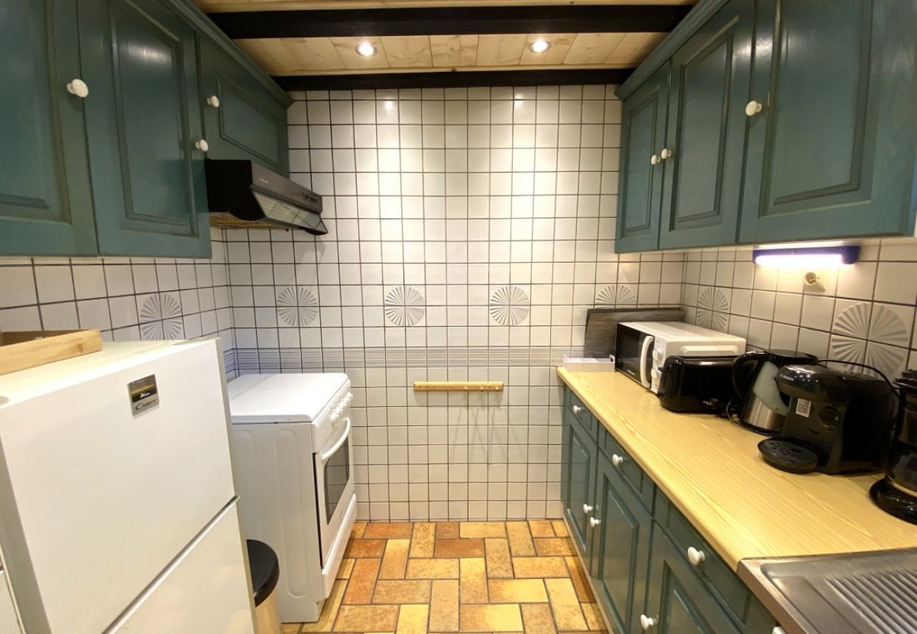 Cuisine avec réfrigérateur, cuisinière, micro-ondes, cafetière, bouilloire, lave-vaisselle