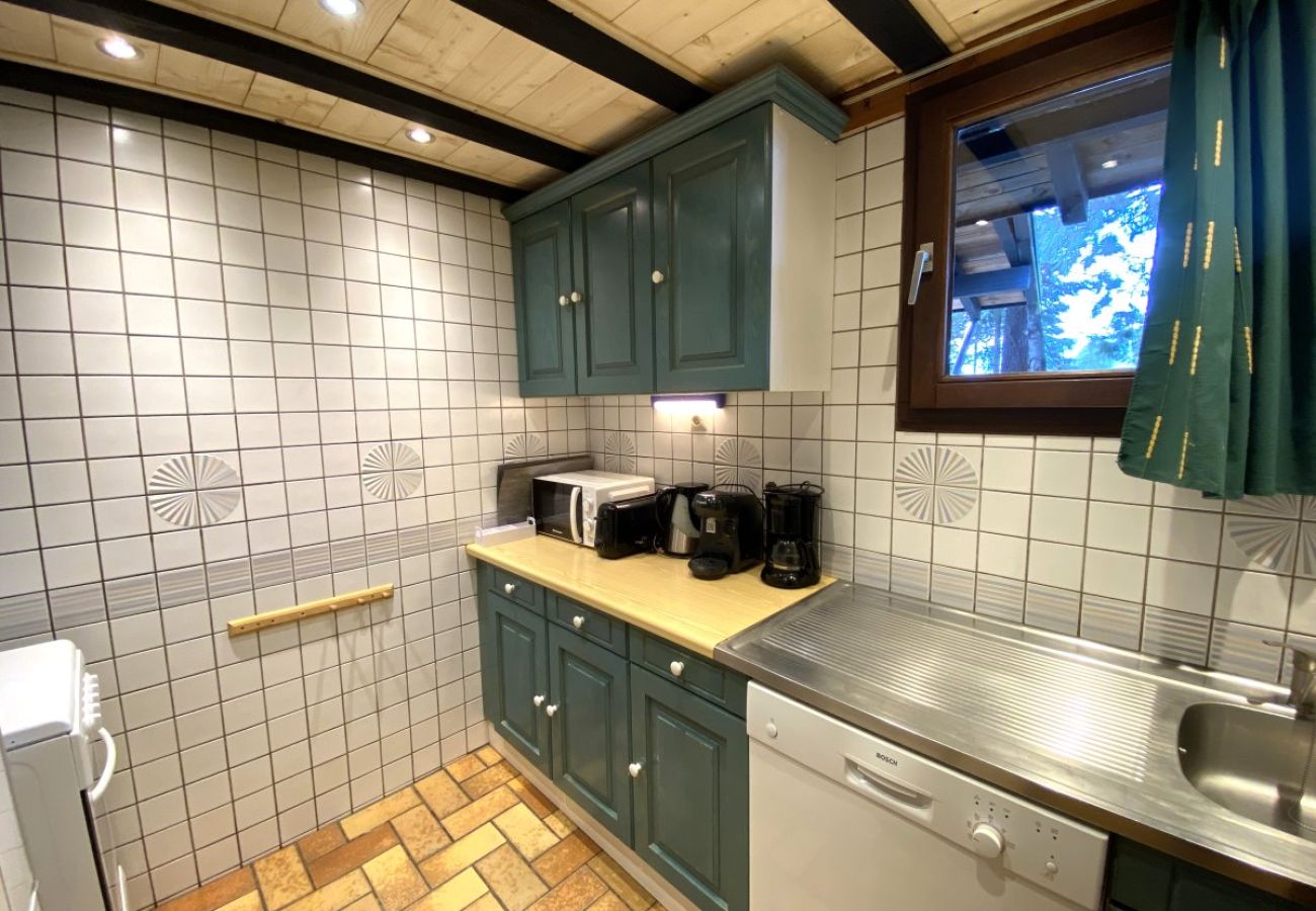 Cuisine avec réfrigérateur, cuisinière, micro-ondes, cafetière, bouilloire, lave-vaisselle