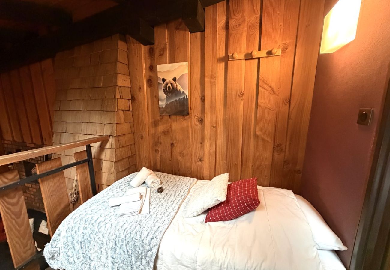 Mezzanine avec un lit simple