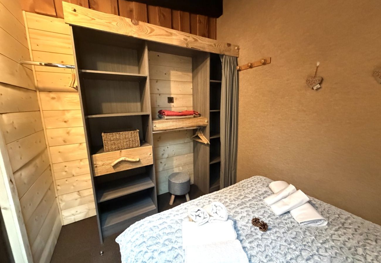 Chambre avec un lit double