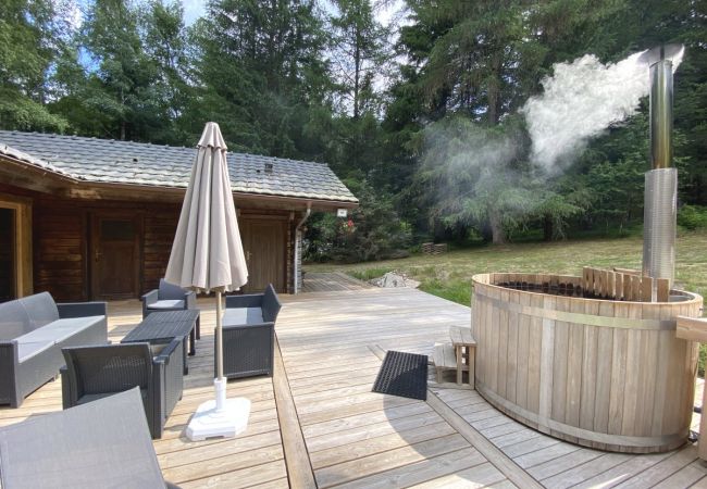 Jardin avec grande terrasse, salon de jardin, barbecue, spa finlandais