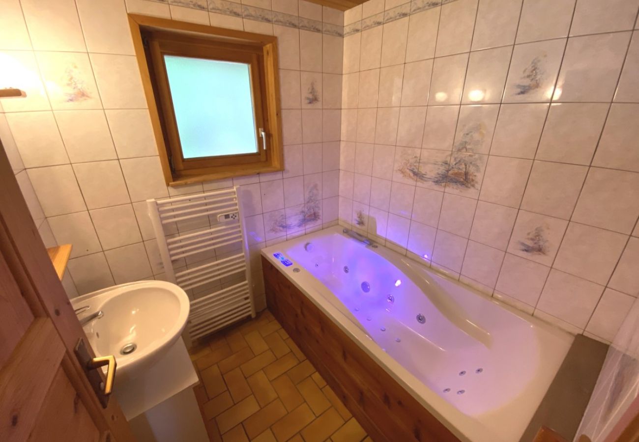 Salle de bain avec baignoire