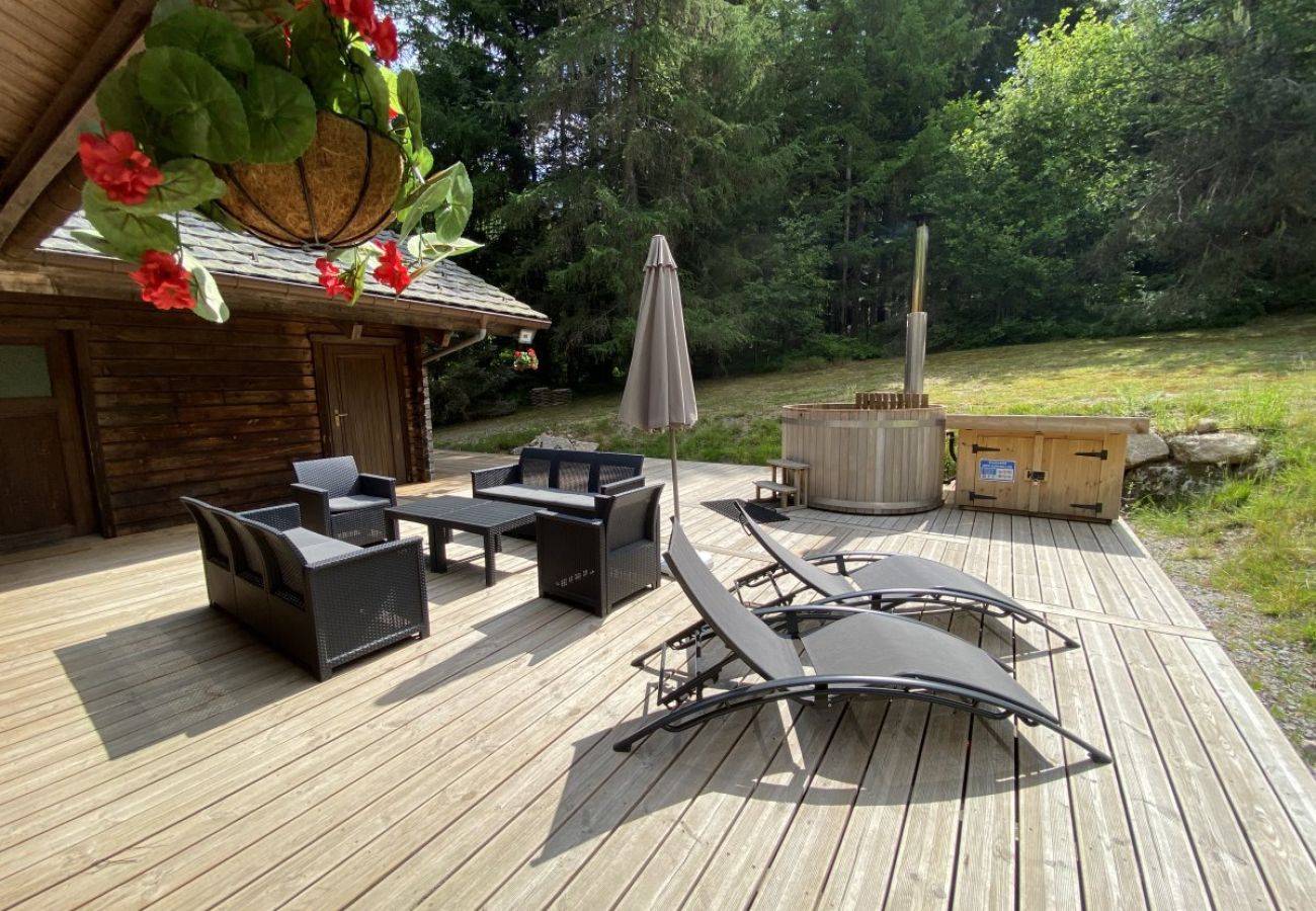 Jardin avec grande terrasse, salon de jardin, barbecue, spa finlandais