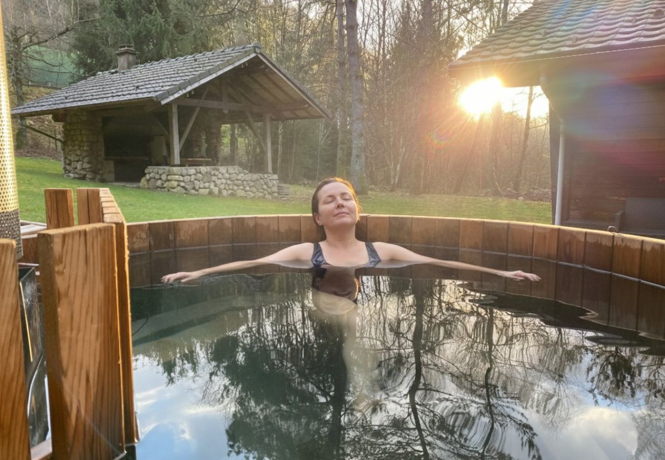 Jardin avec grande terrasse, salon de jardin, barbecue, spa finlandais