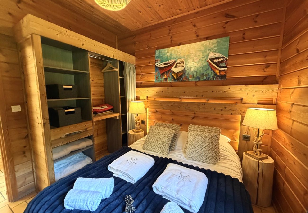 Chambre avec lit double et TV
