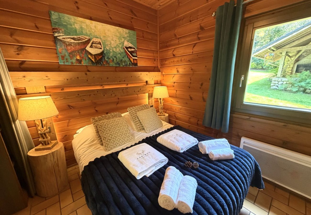 Chambre avec lit double et TV