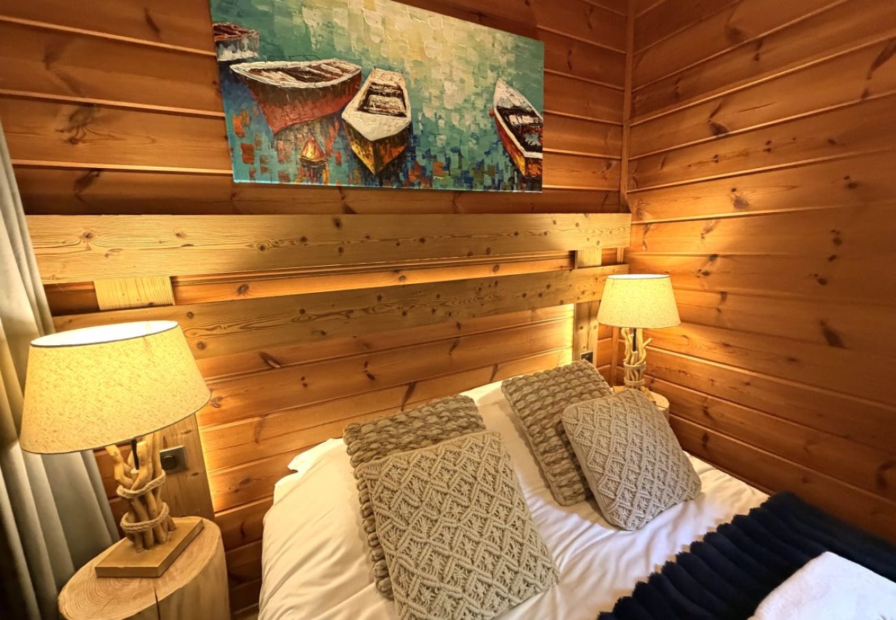 Chambre avec lit double et TV