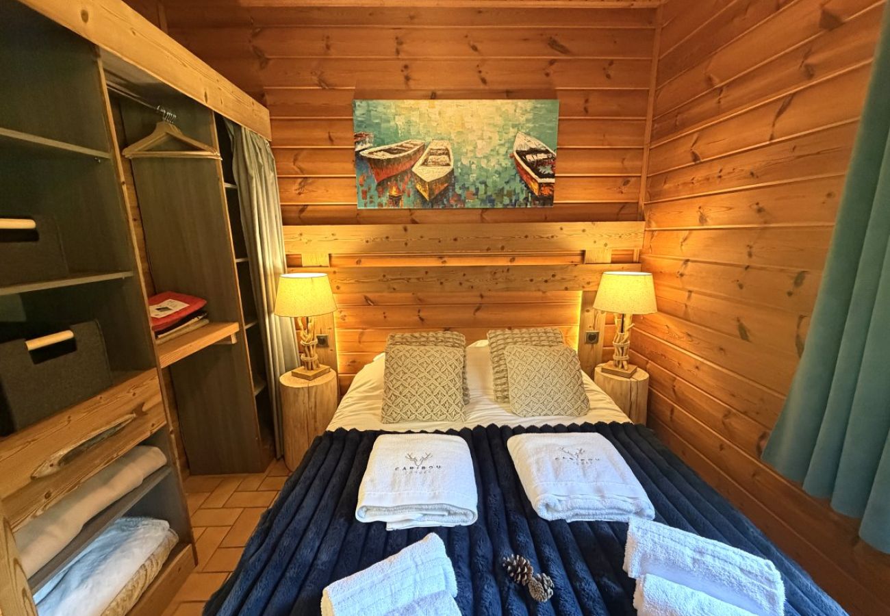 Chambre avec lit double et TV
