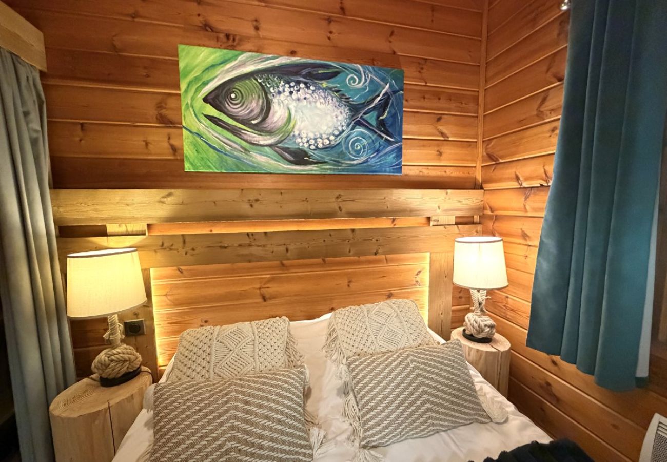 Chambre avec lit double et TV