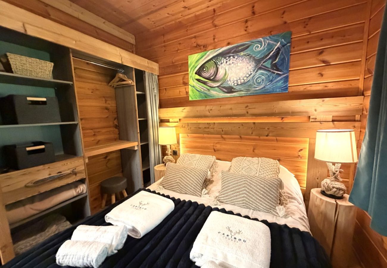 Chambre avec lit double et TV