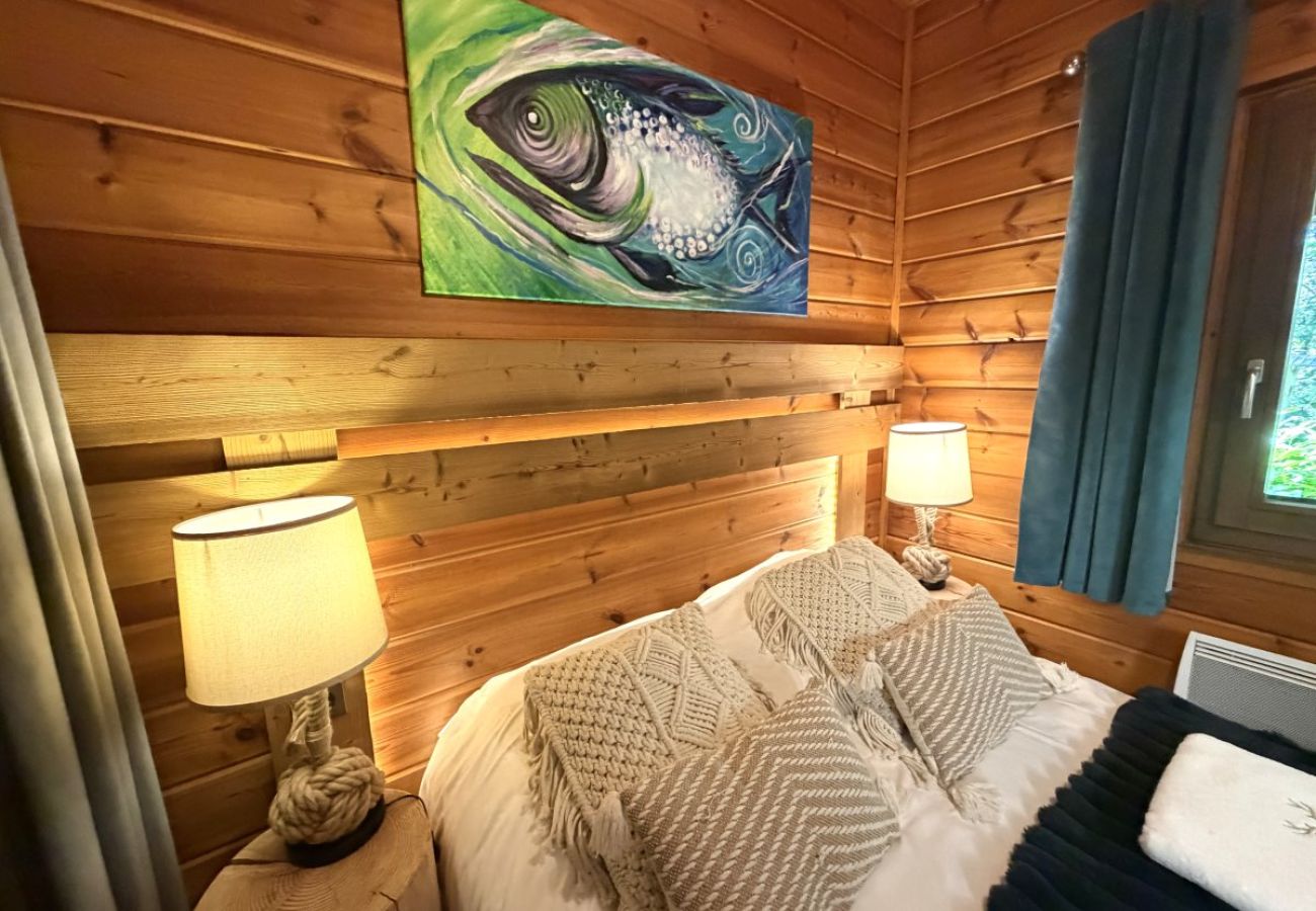 Chambre avec lit double et TV