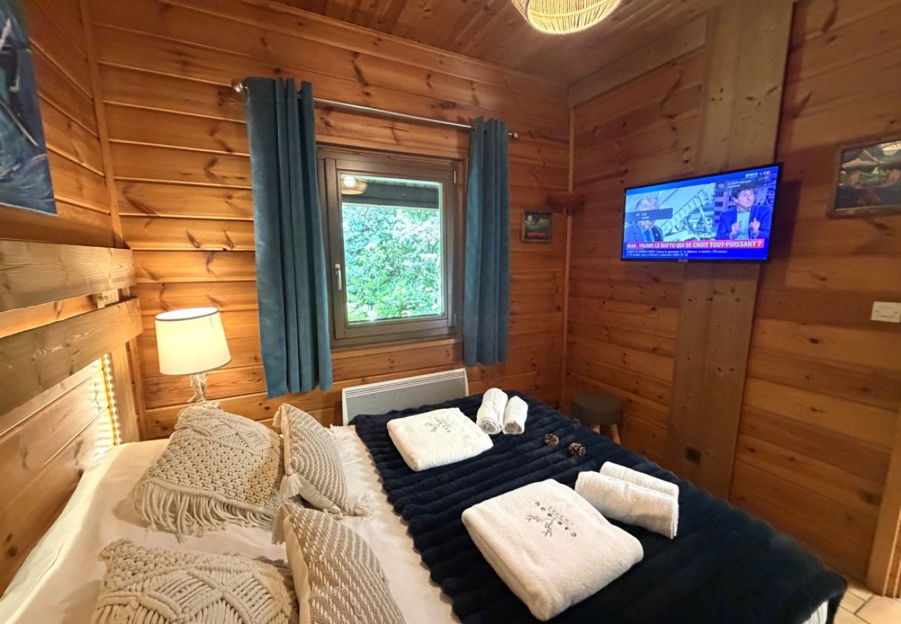 Chambre avec lit double et TV