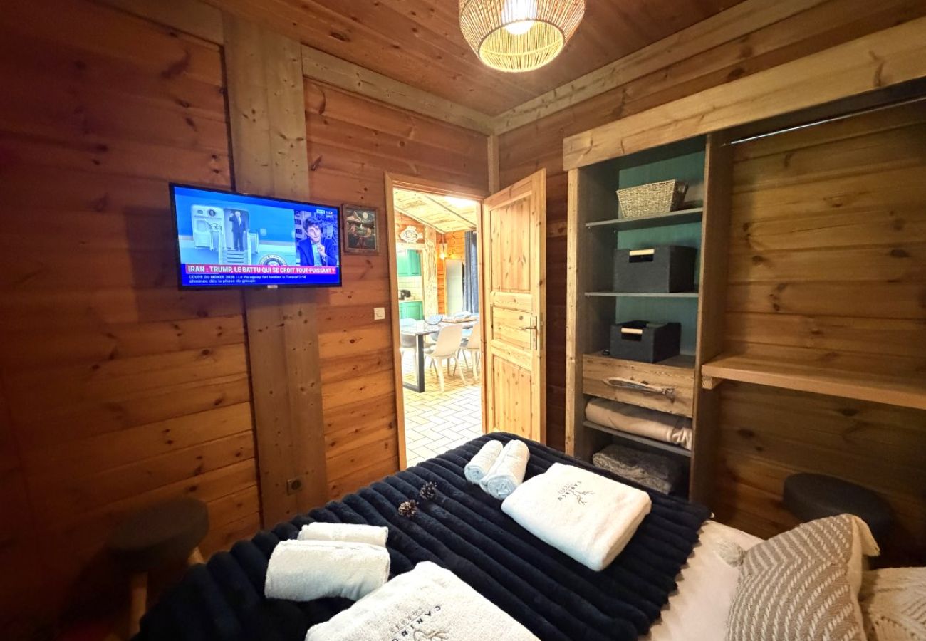 Chambre avec lit double et TV