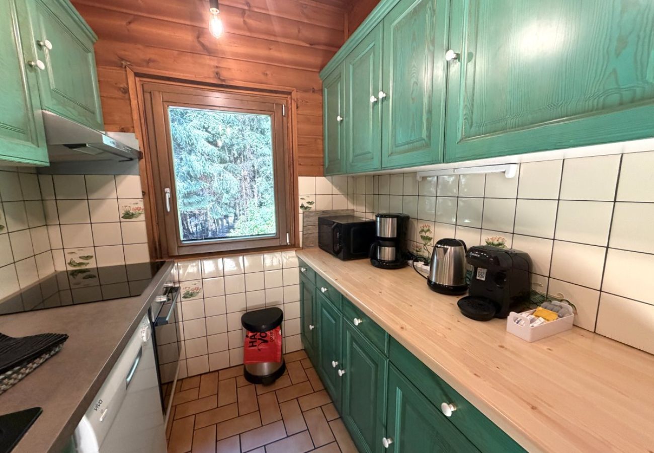 Cuisine avec réfrigérateur, cuisinière, micro-ondes, cafetière, bouilloire, lave-vaisselle