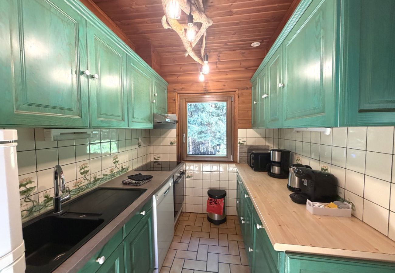 Cuisine avec réfrigérateur, cuisinière, micro-ondes, cafetière, bouilloire, lave-vaisselle