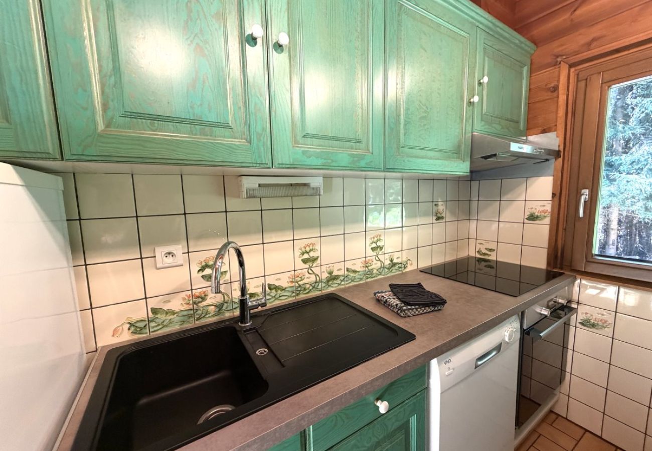 Cuisine avec réfrigérateur, cuisinière, micro-ondes, cafetière, bouilloire, lave-vaisselle