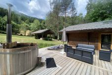 Jardín con gran terraza, muebles de jardín, barbacoa, spa finlandés.