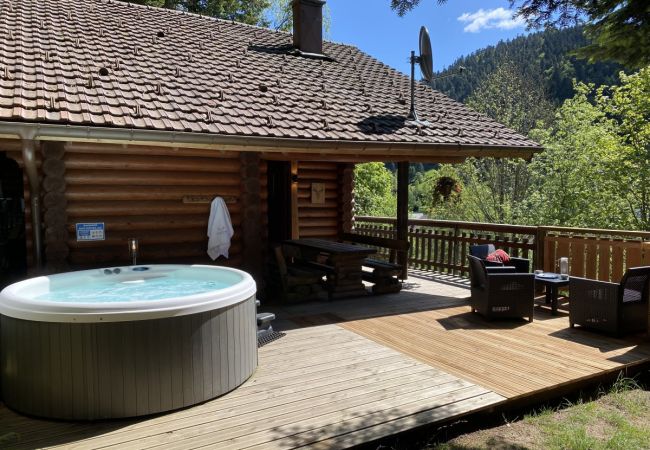 Chalet à La Bresse - LE GRAND CERF  Chalet en rondins avec SPA Jacuzzi Chalet à La Bresse - LE GRAND CERF  Chalet en rondins avec SPA Jacuzzi