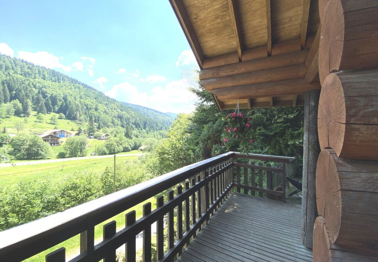 Extérieur avec terrasse, jardin et vue montagne