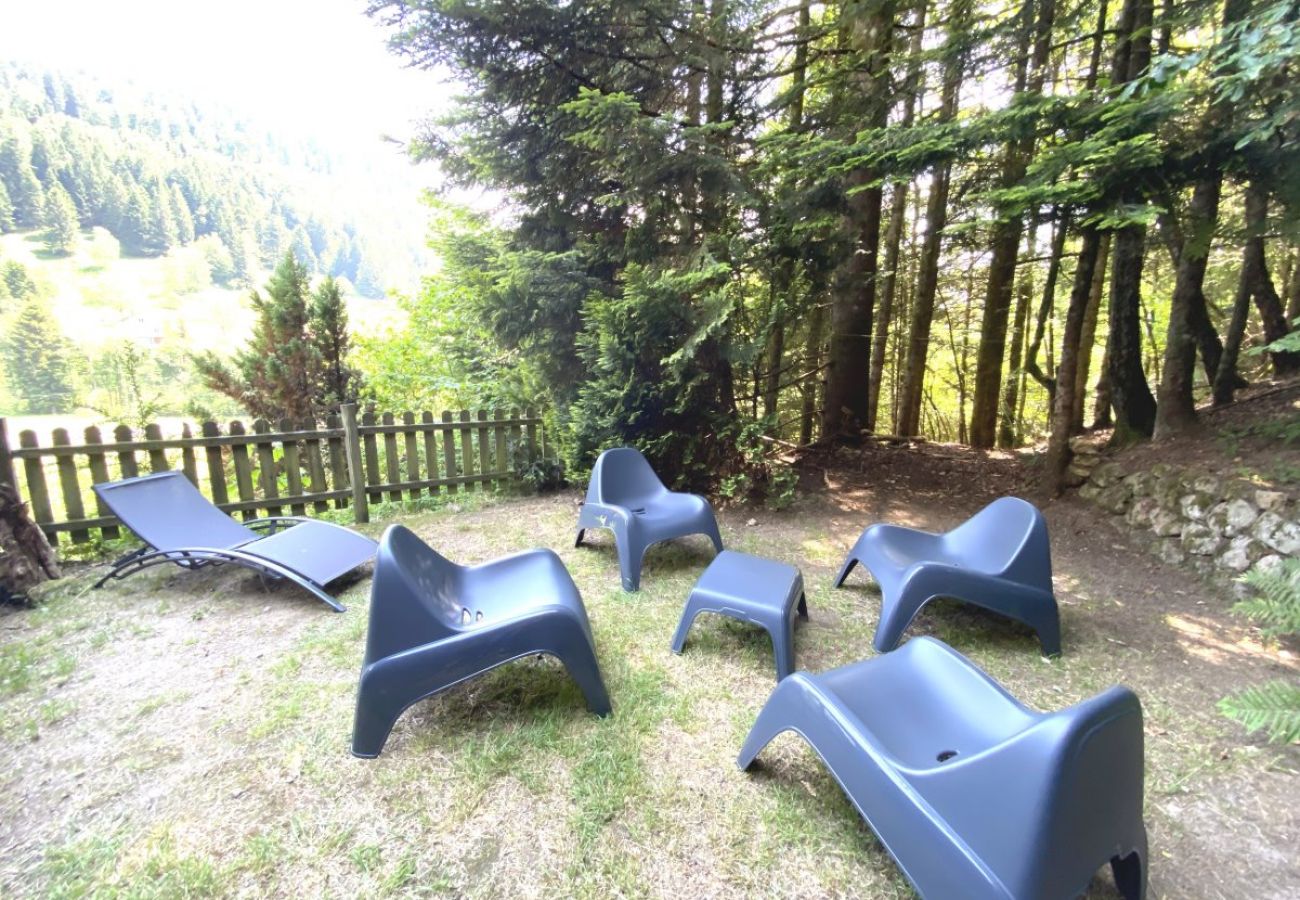 Extérieur avec terrasse, jardin et vue montagne