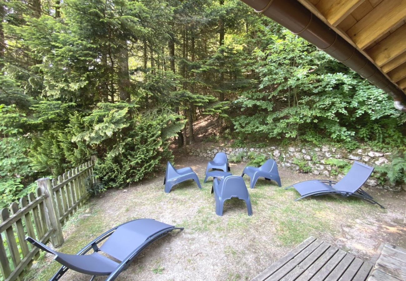 Extérieur avec terrasse, jardin et vue montagne