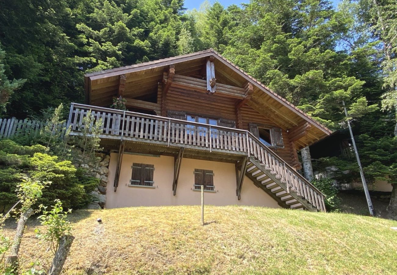 Extérieur avec terrasse, jardin et vue montagne