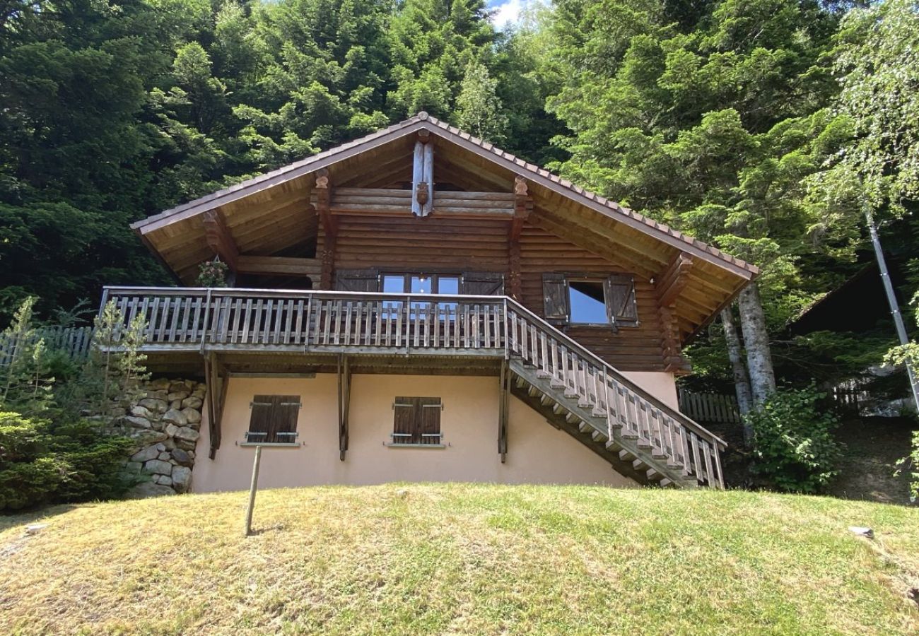 Extérieur avec terrasse, jardin et vue montagne