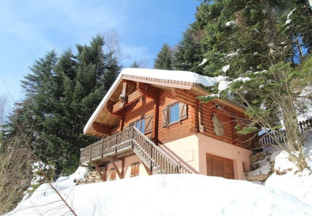 Extérieur avec terrasse, jardin et vue montagne