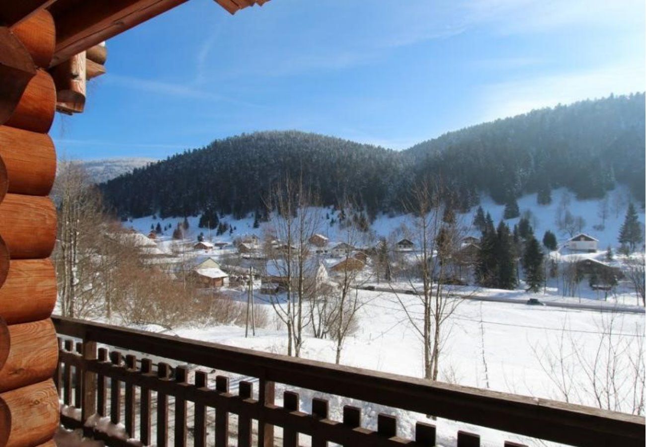 Extérieur avec terrasse, jardin et vue montagne