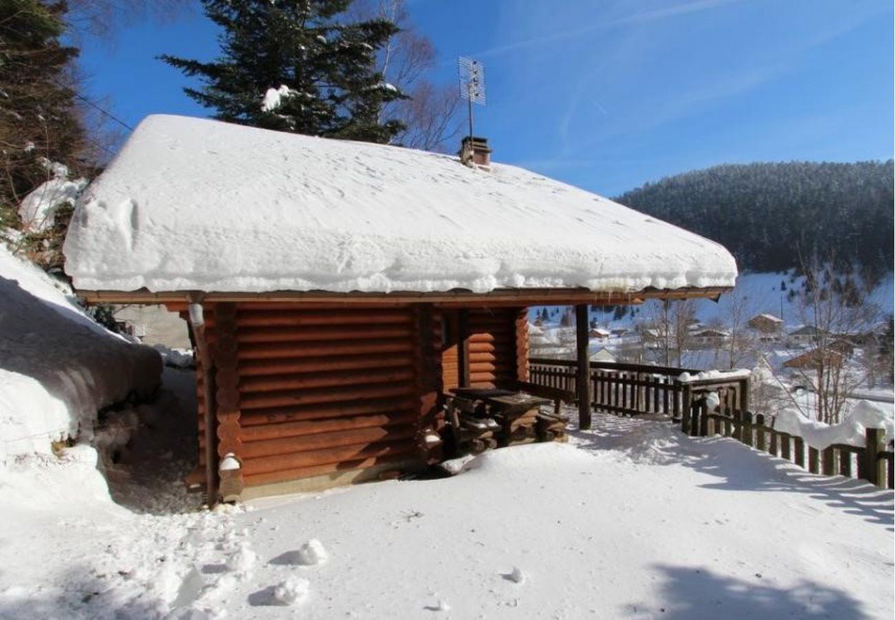 Extérieur avec terrasse, jardin et vue montagne