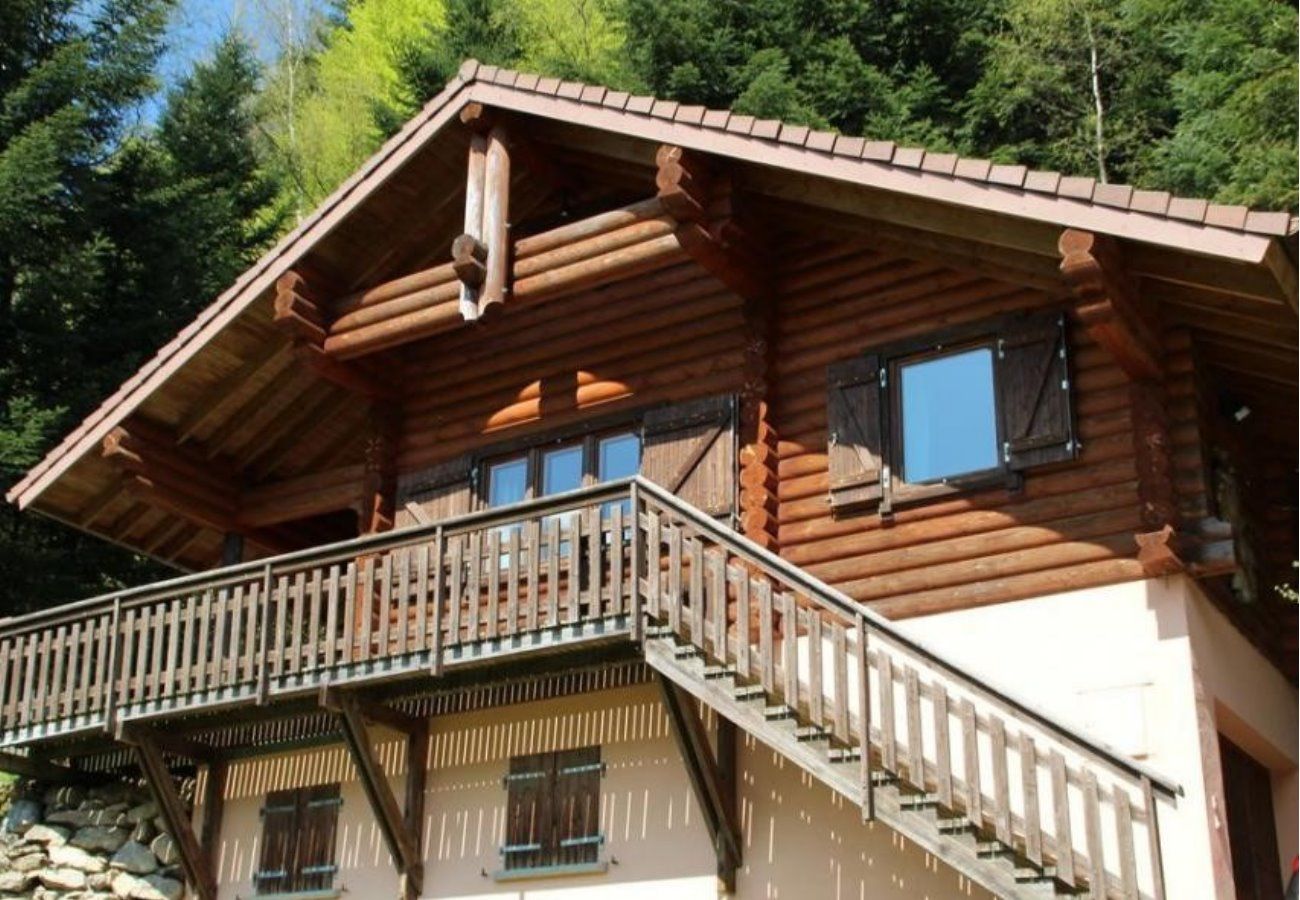 Extérieur avec terrasse, jardin et vue montagne