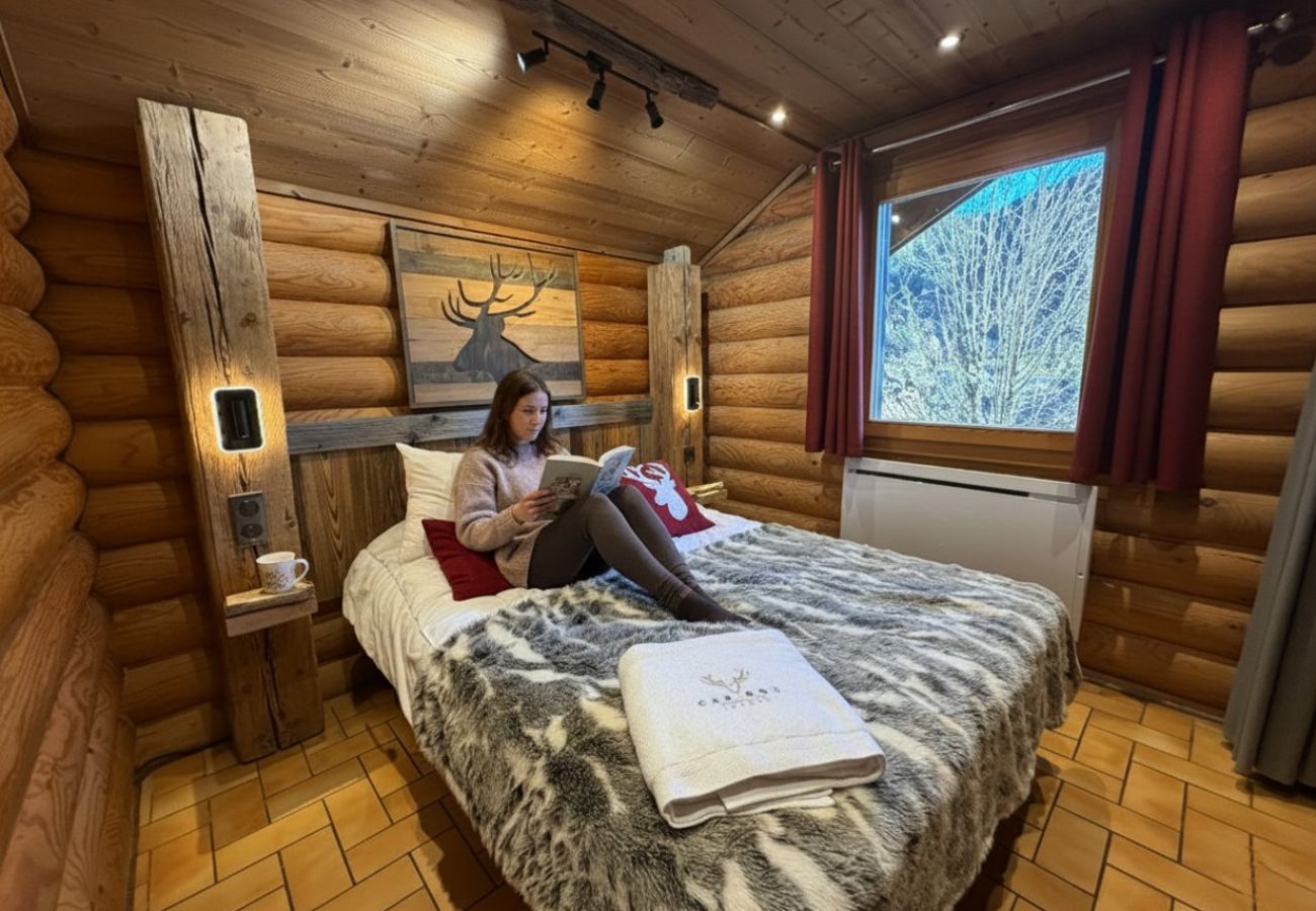 Chambre avec lit double et TV