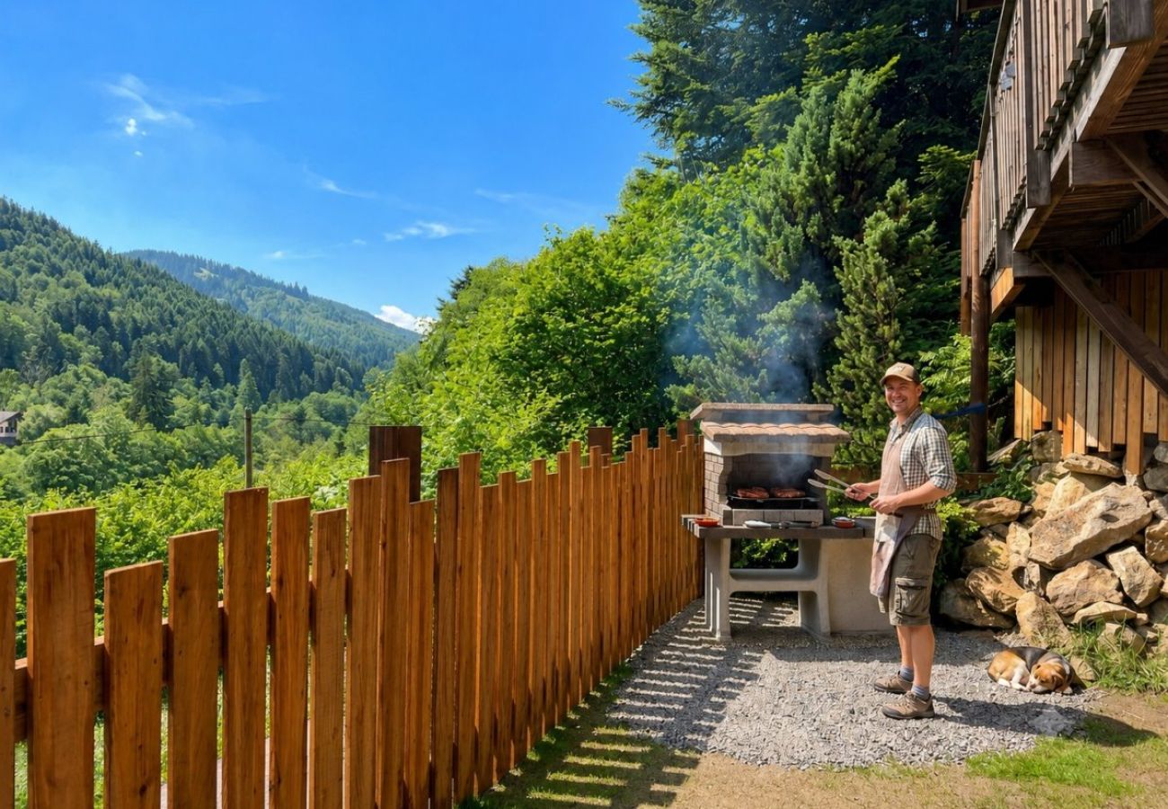 Jardin avec grande terrasse, salon de jardin, barbecue, spa