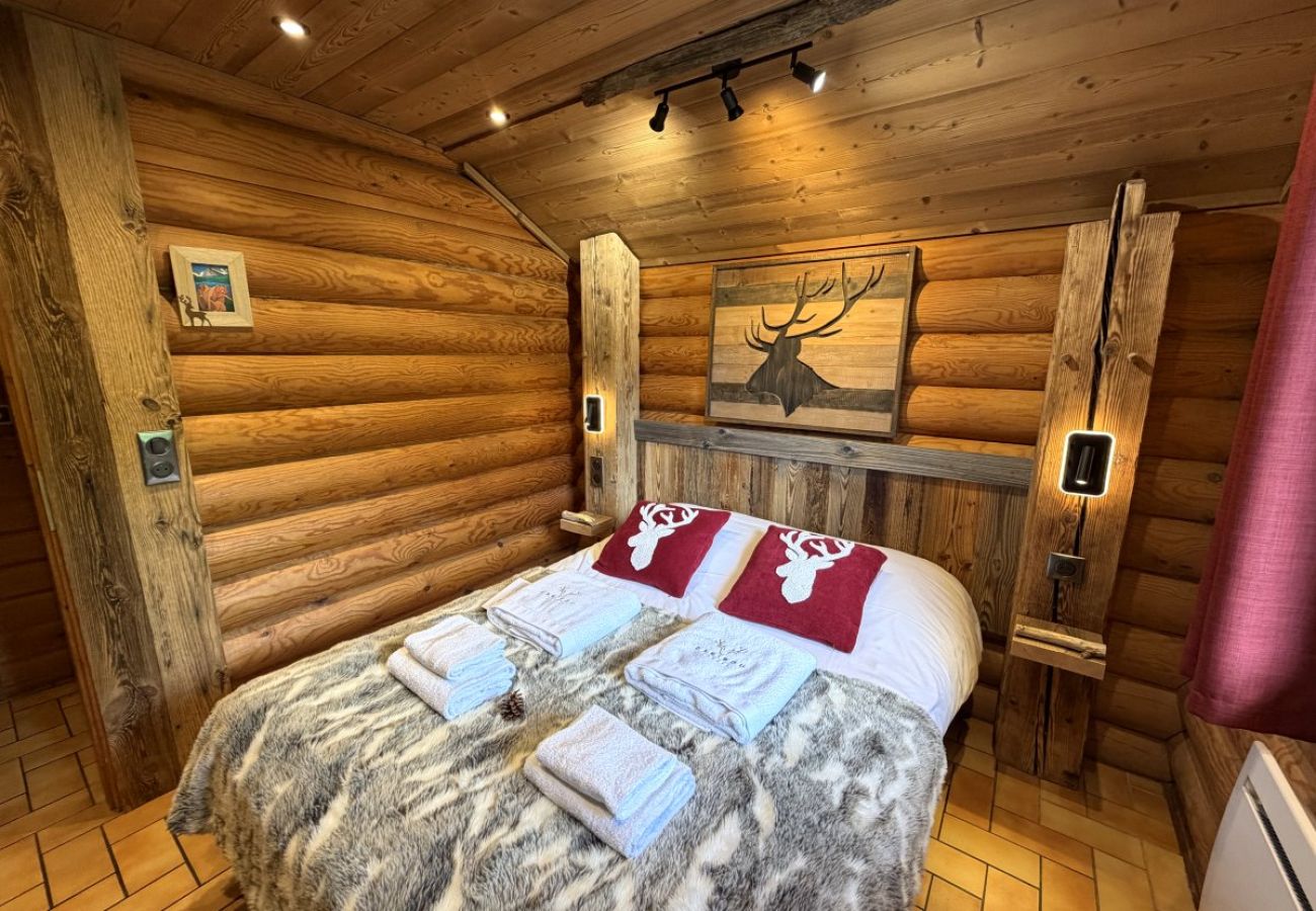 Chambre avec lit double et TV