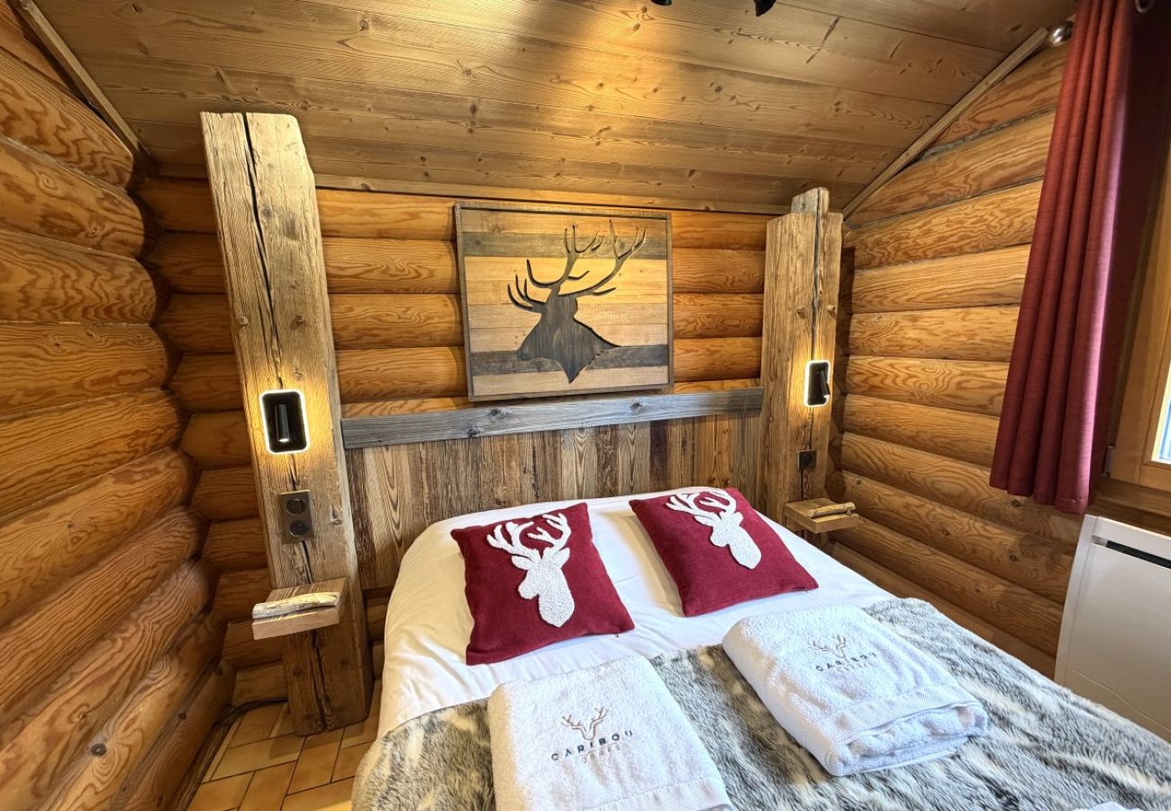 Chambre avec lit double et TV