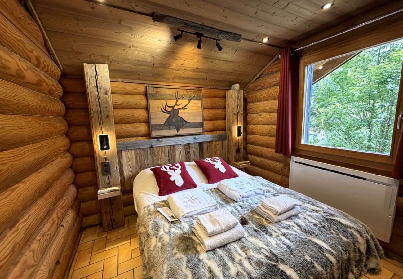 Chambre avec lit double et TV