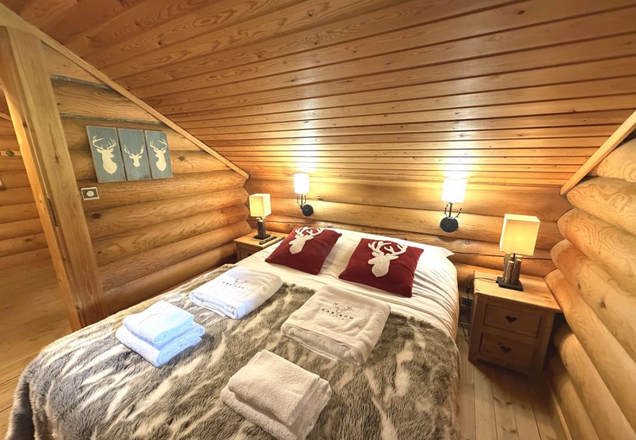 Chambre avec lit double et TV