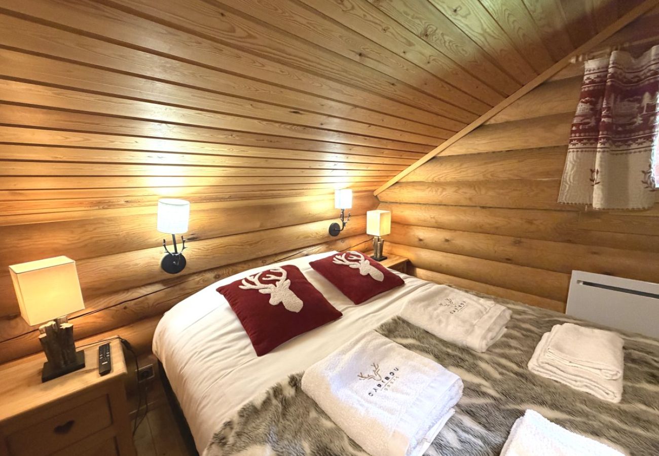 Chambre avec lit double et TV
