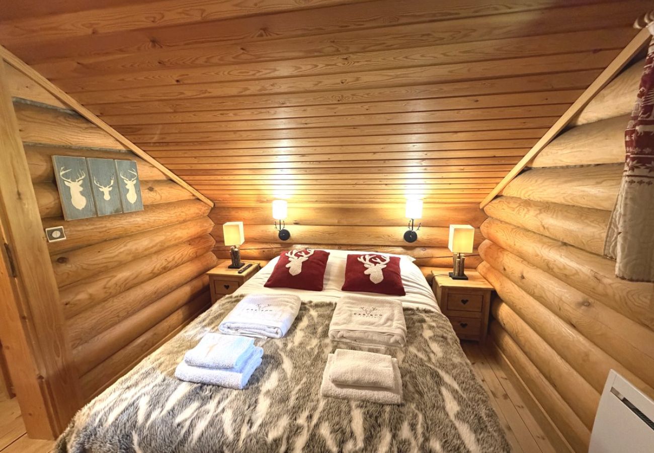 Chambre avec lit double et TV