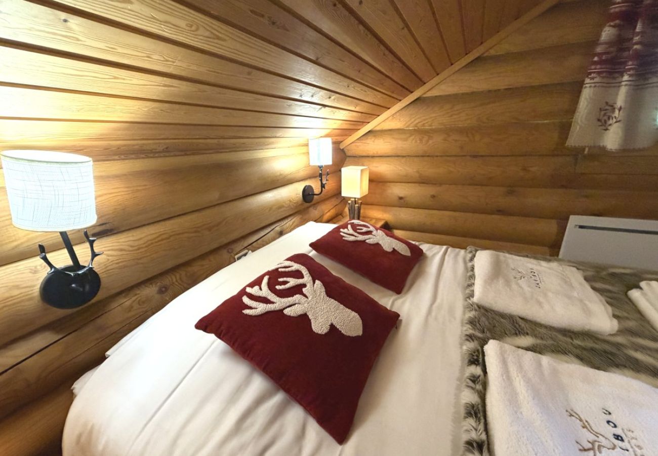 Chambre avec lit double et TV