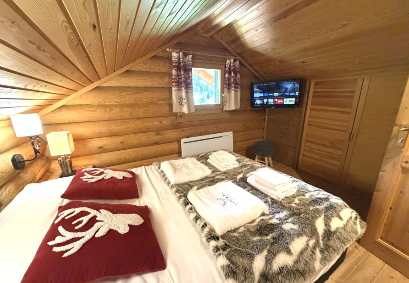 Chambre avec lit double et TV