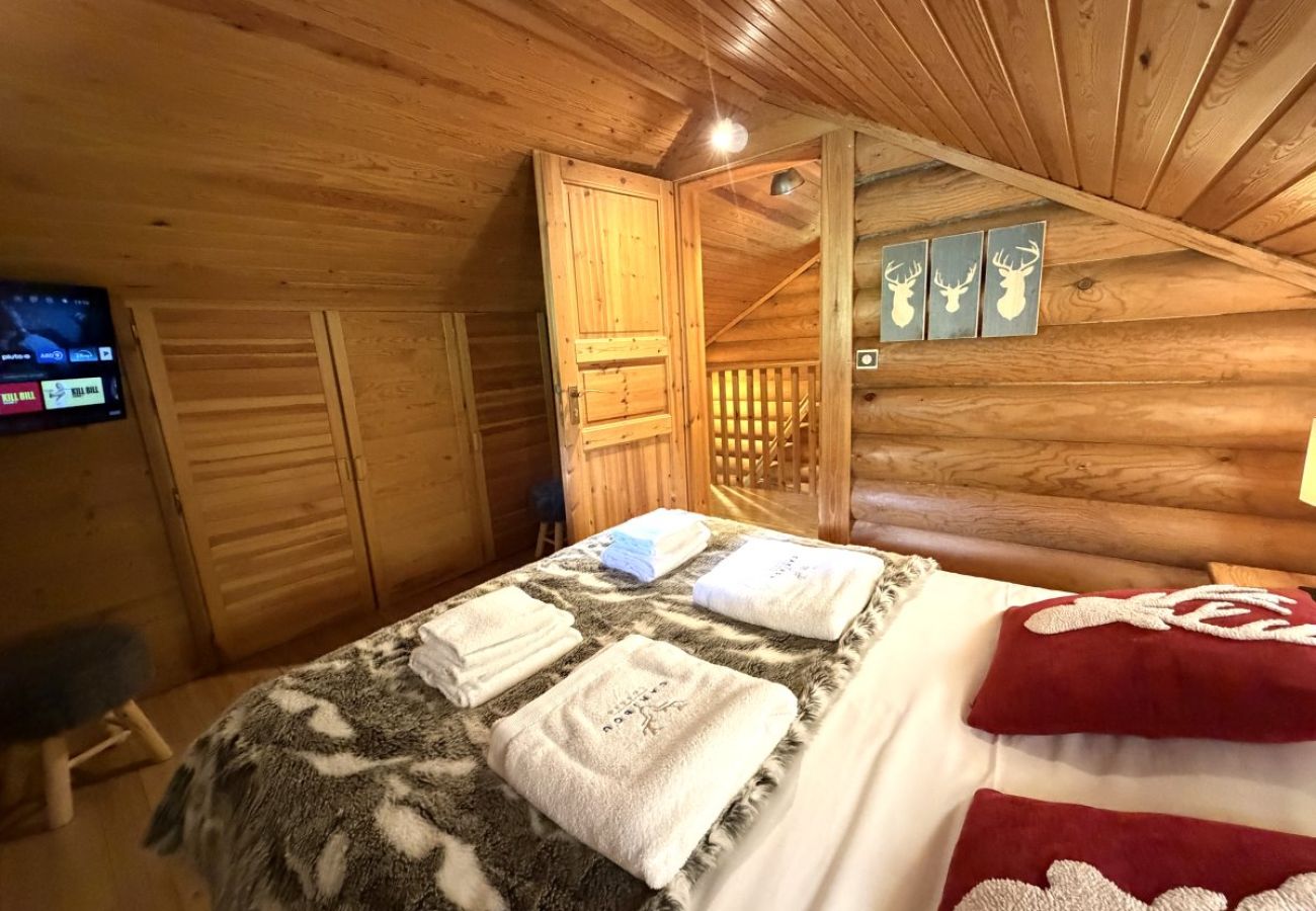 Chambre avec lit double et TV