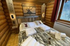 Dormitorio con cama doble