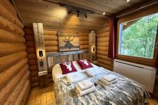 Dormitorio con cama de matrimonio y TV