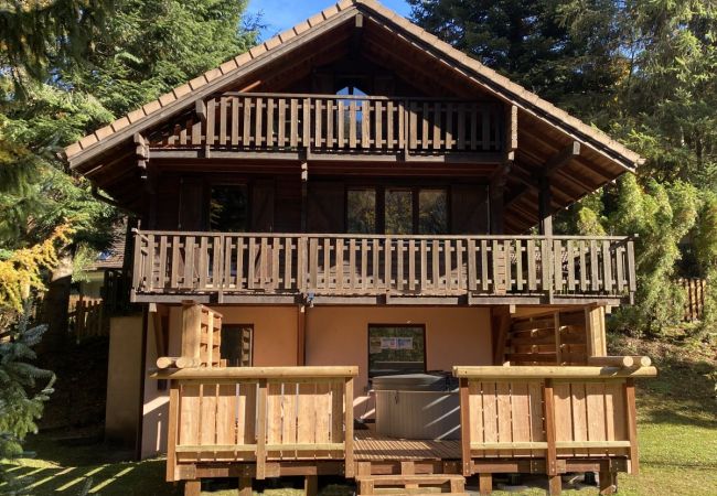 Chalet à La Bresse - LE GRIZZLY Chalet en bois avec SPA Jacuzzi Chalet à La Bresse - LE GRIZZLY Chalet en bois avec SPA Jacuzzi