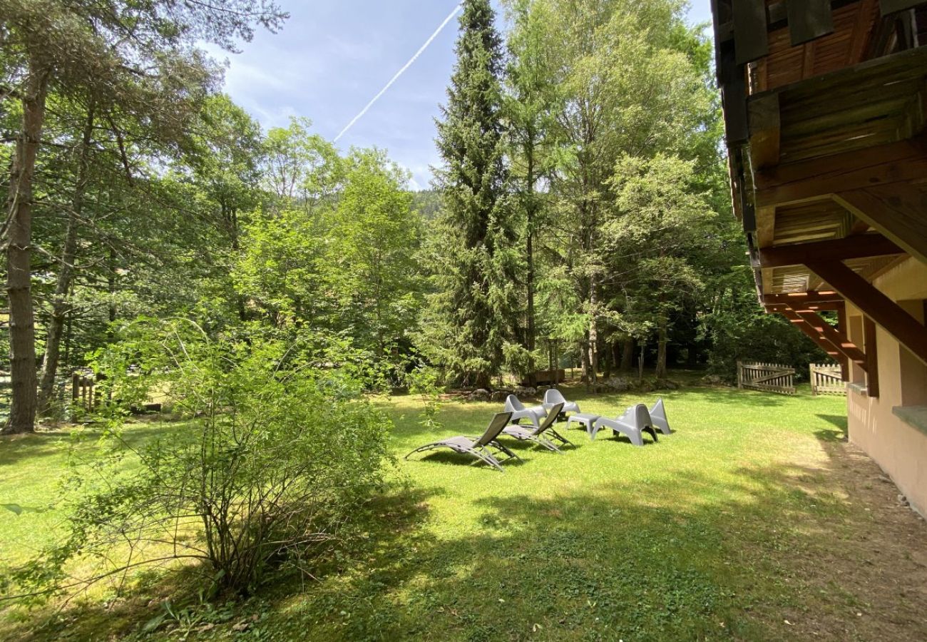 Jardin avec terrasse et vue sur la rivière